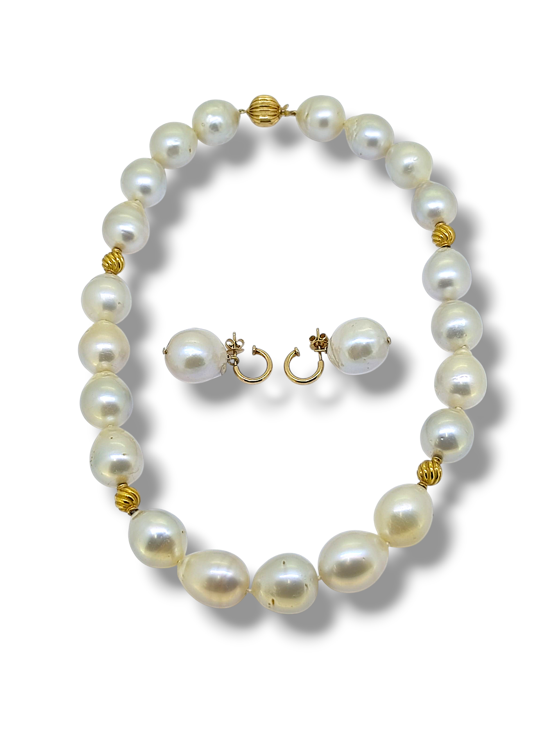 18ct Gold Cultured South Sea Pearl Necklace & Earring Set.